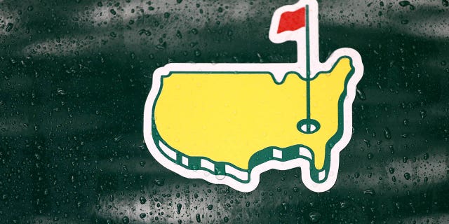 Las gotas de lluvia caen sobre el logotipo de Masters que se ve en un carrito de golf durante una ronda de práctica antes del Masters en el Augusta National Golf Club el 11 de noviembre de 2020 en Augusta, Georgia.