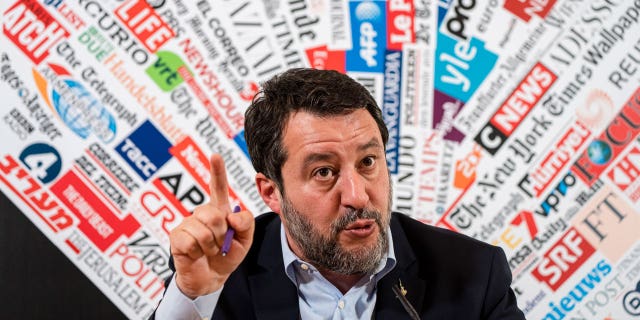 Ministro de Infraestructura de Italia expresa renovado interés en construir un puente a Sicilia 4 El ministro de Infraestructura de Italia, Matteo Salvini, está evaluando el apoyo para revivir una propuesta milenaria para construir un puente que una a Sicilia con el continente del país.