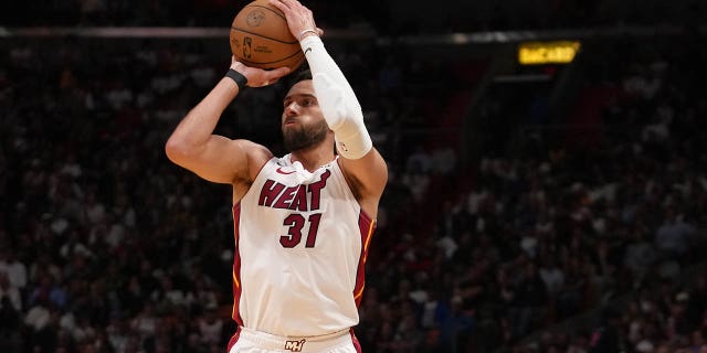 Max Strus shoots a three pointer