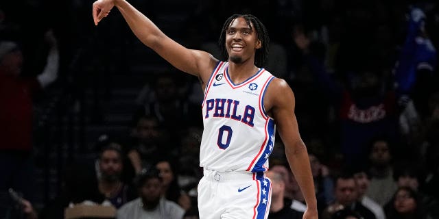 Tyrese Maxey celebra el tiro