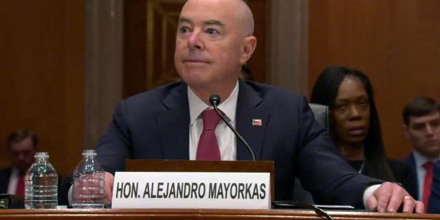 18 de abril de 2023: El secretario del DHS, Alejandro Mayorkas, habla frente al Comité de Seguridad Nacional del Senado.
