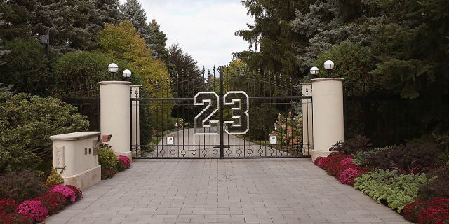 Una puerta con el número 23 controla el acceso a la casa de la leyenda del baloncesto Michael Jordan el 21 de octubre de 2013 en Highland Park, Illinois.