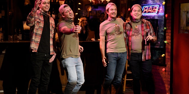 Morgan Wallen toasts with Pete Davidson, Jason Bateman and Bowen Yang on SNL episode