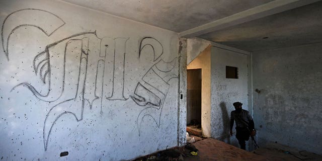 Grafit povezan s bandom Mara Salvatrucha vidljiv je na unutarnjem zidu u San Martinu, El Salvador, 22. ožujka 2023. Navodni viši vođa bande MS-13 José Wilfredo Ayala-Alcántara uhićen je u utorak u Mexico Cityju.