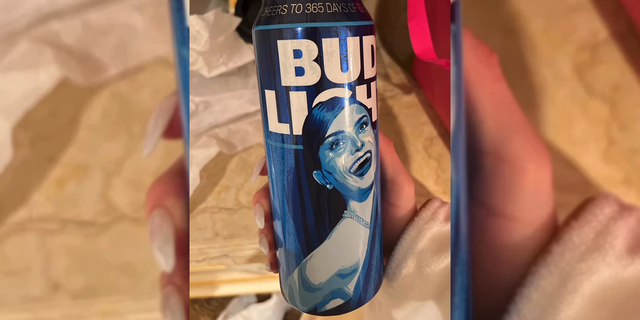 Una lata conmemorativa de Bud Light con el influencer de TikTok Dylan Mulvaney.