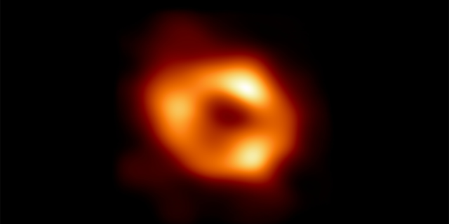Dalam foto selebaran yang disediakan oleh NASA ini, ini adalah gambar pertama Sgr A*, lubang hitam supermasif di pusat galaksi kita.  Ini adalah bukti visual langsung pertama dari keberadaan lubang hitam ini.