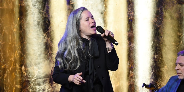 Natalie Merchant singing
