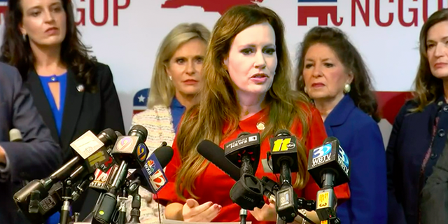 Perwakilan negara bagian North Carolina Tricia Cotham mengumumkan dia meninggalkan Partai Demokrat dan menjadi seorang Republikan di markas besar GOP Carolina Utara di Raleigh, 5 April 2023.