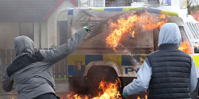 Manifestantes de Irlanda del Norte que protestaban por el 25 aniversario del Acuerdo de Paz del Viernes Santo incendiaron un coche de policía el lunes en Londonderry.