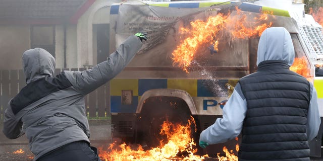 Una bomba incendiaria lanzada contra un coche de policía durante una protesta en Irlanda del Norte 4 Manifestantes de Irlanda del Norte que protestaban por el 25 aniversario del Acuerdo de Paz del Viernes Santo incendiaron un coche de policía el lunes en Londonderry.