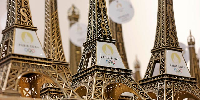 Las réplicas de la Torre Eiffel con el logotipo de los Juegos Olímpicos 2024 para los Juegos Olímpicos y Paralímpicos de Verano de París 2024 se exhiben dentro de la tienda oficial el 15 de noviembre de 2022 en París.