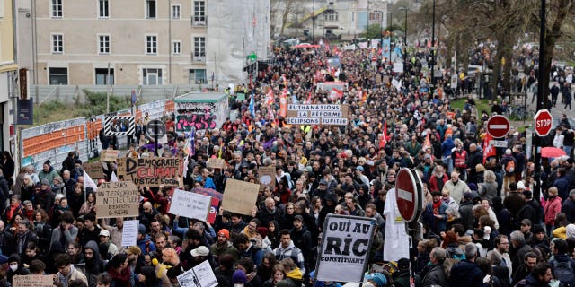 Protestas desorganizadas golpean Francia por undécimo día, pero el número de huelguistas está cayendo 4 Los manifestantes marchan en una marcha de protesta a nivel nacional por el 11º Día de la Resistencia en Nantes, en el oeste de Francia, el 6 de abril de 2023.