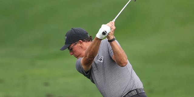Phil Mickelson de los Estados Unidos calienta en el área de práctica antes del Torneo Masters 2023 en el Augusta National Golf Club el 4 de abril de 2023 en Augusta, Georgia.