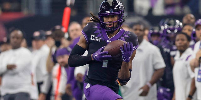 El receptor abierto de TCU Horned Frogs, Quentin Johnston, atrapa un pase para un primer intento durante el juego contra los Kansas State Wildcats en el AT&T Stadium en Arlington, Texas, el 3 de diciembre de 2022.