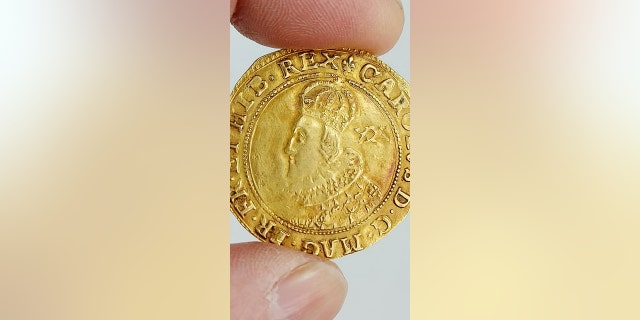 gold coin fingers