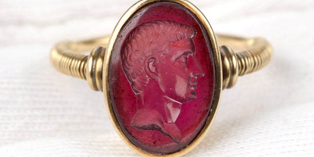 garnet ring rome