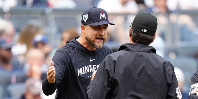 El gerente de los Mellizos de Minnesota, Rocco Baldelli, #5, habla con el equipo de árbitros durante el partido entre los Mellizos de Minnesota y los Yankees de Nueva York en el Yankee Stadium el sábado 15 de abril de 2023 en Nueva York, Nueva York. 