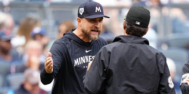 El gerente de los Mellizos de Minnesota, Rocco Baldelli, #5, habla con el equipo de árbitros durante el partido entre los Mellizos de Minnesota y los Yankees de Nueva York en el Yankee Stadium el sábado 15 de abril de 2023 en Nueva York, Nueva York. 