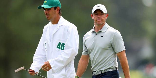 Rory McIlroy y el caddie Harry Diamond de Irlanda del Norte reaccionan en el octavo green durante la segunda ronda del torneo Masters 2023 en el Augusta National Golf Club el 7 de abril de 2023 en Augusta, Georgia. 