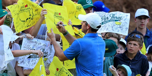 Rory McIlroy firma autógrafos para jóvenes patrocinadores después de competir en la competencia par 3 antes del Torneo de Maestros 2023 en el Augusta National Golf Club el 5 de abril de 2023 en Augusta, Georgia.