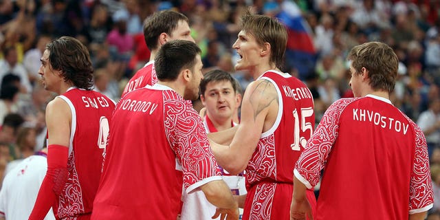 Los jugadores rusos reaccionan cuando se enfrentan a España en un partido de semifinales de baloncesto masculino en los Juegos Olímpicos de Londres 2012 en el North Greenwich Arena el 10 de agosto de 2012 en Londres.  
