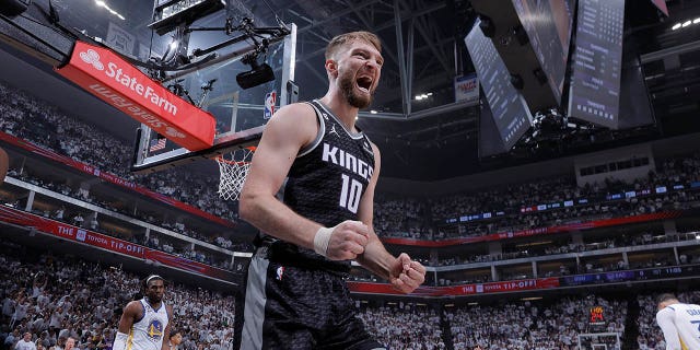 Sacramento Kings takımında 10 numara olan Domantas Sabonis, 15 Nisan 2023'te California, Sacramento'daki Golden 1 Center'da Golden State Warriors'a karşı 2023 NBA Playofflarının Birinci Tur Birinci Maçında oynadığı oyunu kutluyor.