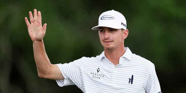 Sam Bennett reacciona en el green 18 durante la segunda ronda del Torneo de Maestros 2023 en el Augusta National Golf Club en Augusta, Georgia, el viernes.