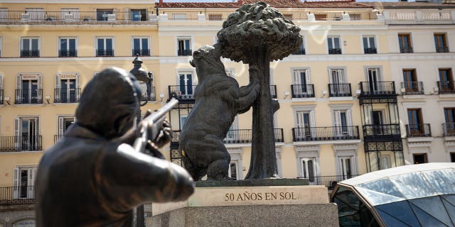 Statue of King Juan Carlos I with rifle 