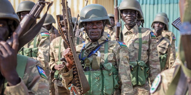 Las fuerzas ugandesas controlan una ciudad en el este del Congo y las fuerzas rebeldes evacuan 4 Los soldados de Sudán del Sur están sirviendo como parte de la fuerza regional de la Comunidad de África Oriental, que el lunes capturó una ciudad estratégica clave en la República Democrática del Congo (RDC) de las fuerzas del movimiento rebelde Movimiento 23 de Marzo.