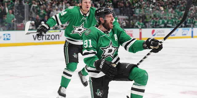 Tyler Seguin celebrates