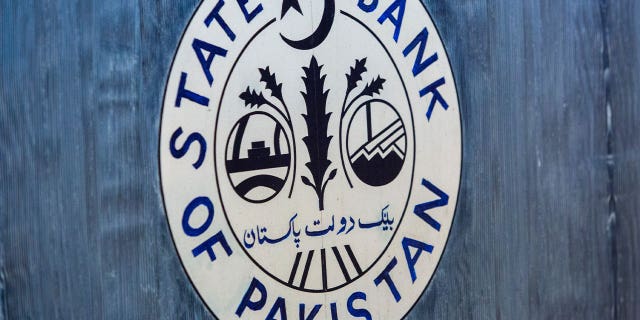 Los paquistaníes que viven en el extranjero enviaron $ 2.5 mil millones a casa en marzo mientras el país se enfrenta a una crisis económica. 4 El logotipo del Banco Estatal de Pakistán se ve el 23 de enero de 2023. El Banco Estatal dijo que los paquistaníes que viven en el extranjero enviaron un 27,4% más de dinero en marzo que en febrero.