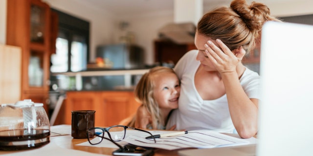 As mulheres tendem a receber diagnósticos de TDAH mais tarde na vida, geralmente na faixa dos 30 ou 40 anos, explicam os profissionais. 