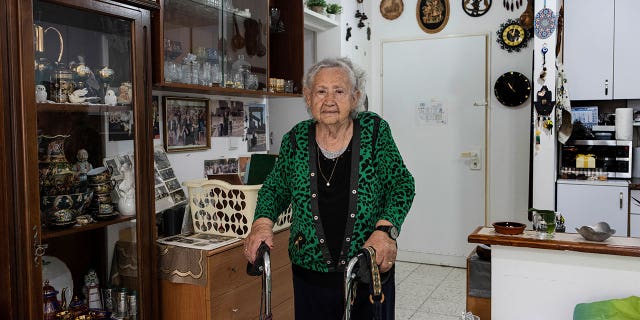 Honrando a un sobreviviente del Levantamiento del Gueto de Varsovia en el 80 aniversario 4 La sobreviviente del Holocausto Tova Gutstein, de 90 años, que vivió en el gueto de Varsovia cuando era niña, posa para una foto en su apartamento en Israel, el 9 de abril de 2023.