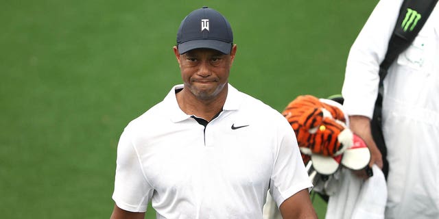 Tiger Woods durante la primera ronda del Masters Tournament en Augusta National Golf Club el 6 de abril de 2023.