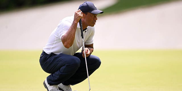 Tiger Woods alinea un putt en el green 13 durante el Torneo de Maestros el 6 de abril de 2023.