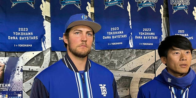 Trevor Bauer hablando con los medios japoneses