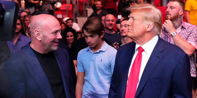 El expresidente de los Estados Unidos, Donald Trump, y el presidente de la UFC, Dana White, observan durante el evento de la UFC 287 en el Kaseya Center el 8 de abril de 2023 en Miami, Florida. 