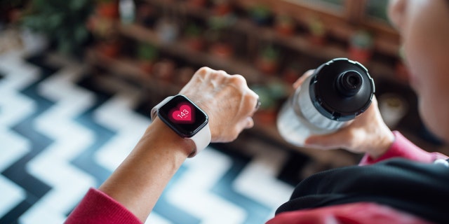 A new study from University College London suggests that a smartwatch’s heart rate tracker could potentially predict when someone has a higher risk of heart failure.