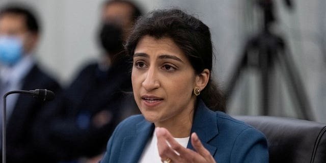 رئيسة لجنة التجارة الفيدرالية لينا خان 
