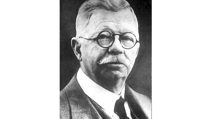 Esta foto de 1923 do Naval History and Heritage Command mostra Simon Lake, inventor do submarino de ataque de 92 pés Defender. (Comando de História e Patrimônio Naval via AP)