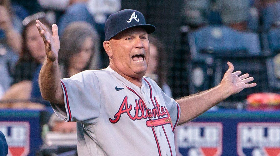 Braves' Brian Snitker ejected following animated argument with umpires |  Fox News