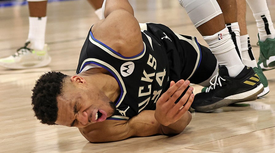 NBA: Giannis Antetokounmpo leaves game with knee injury