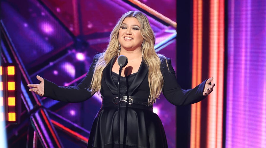 Kelly Clarkson reunites with 'American Idol' judges