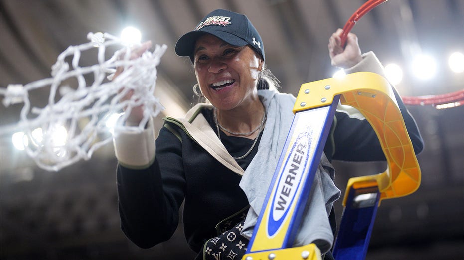 Bloom] Dawn Staley wearing Eagles sweatshirt during huge SC-UConn game:  Not only is she representing her hometown team, she's representing a  company also from her hometown. 💚💚💚 @Eagles @mitchell_ness @dawnstaley  : r/ea