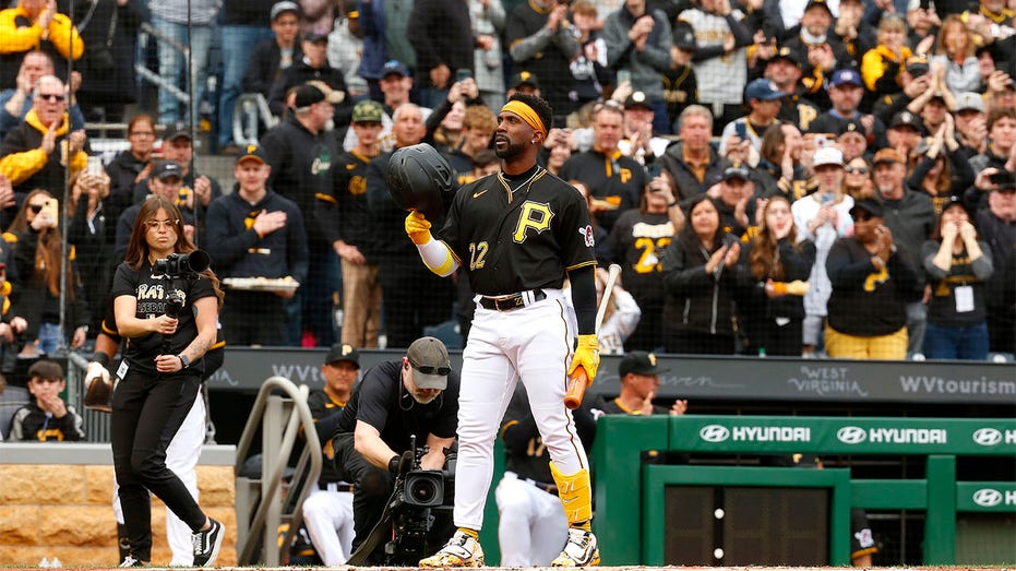 Andrew McCutchen receives incredible ovation from Pirates crowd in home  opener: 'Definitely was welling up