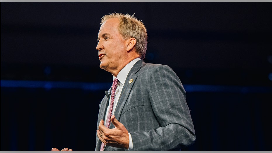 Ken Paxton speaks to crowd