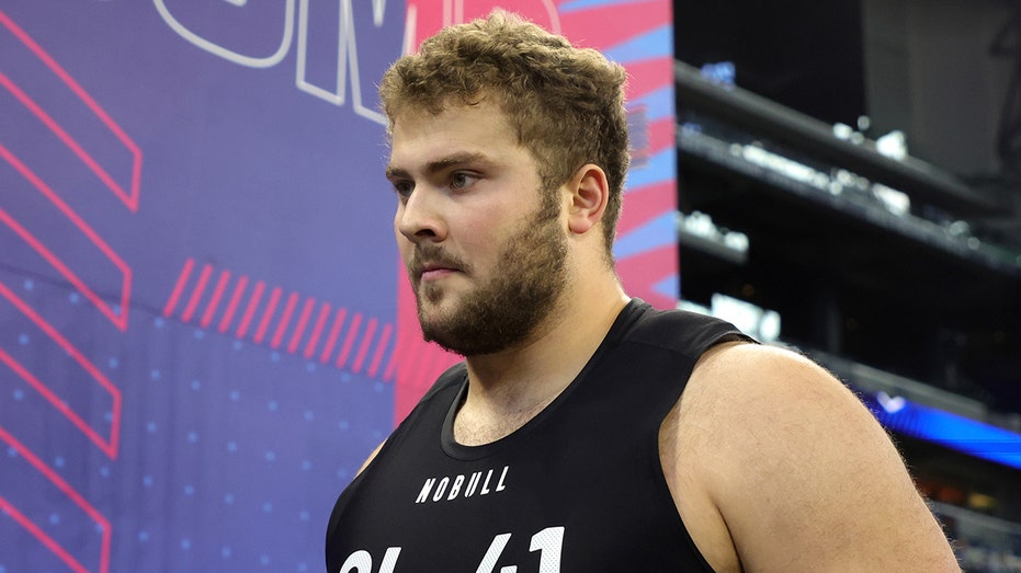 Offensive tackle Peter Skoronski goes to New York Jets at No. 15