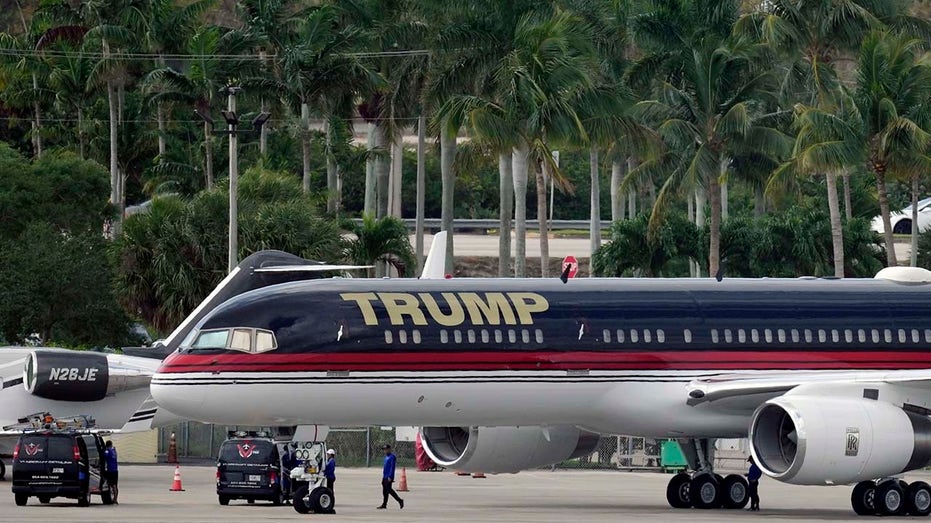 <div></noscript>Trump's Boeing 757 clipped corporate jet at West Palm Beach airport: FAA</div>
