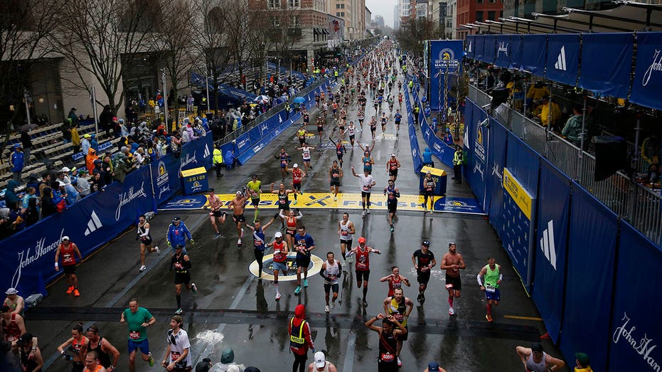 Boston Marathon runner appears to take bathroom break on someone's front lawn thumbnail
