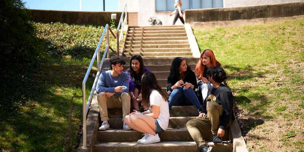 Schools across US consider pushing back starting times to combat growing mental health issue among students - Vimarsana News
